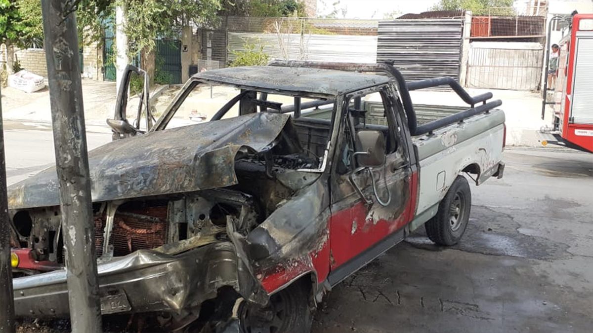 Una camioneta chocó contra un poste de luz y se incendió: hay dos heridos