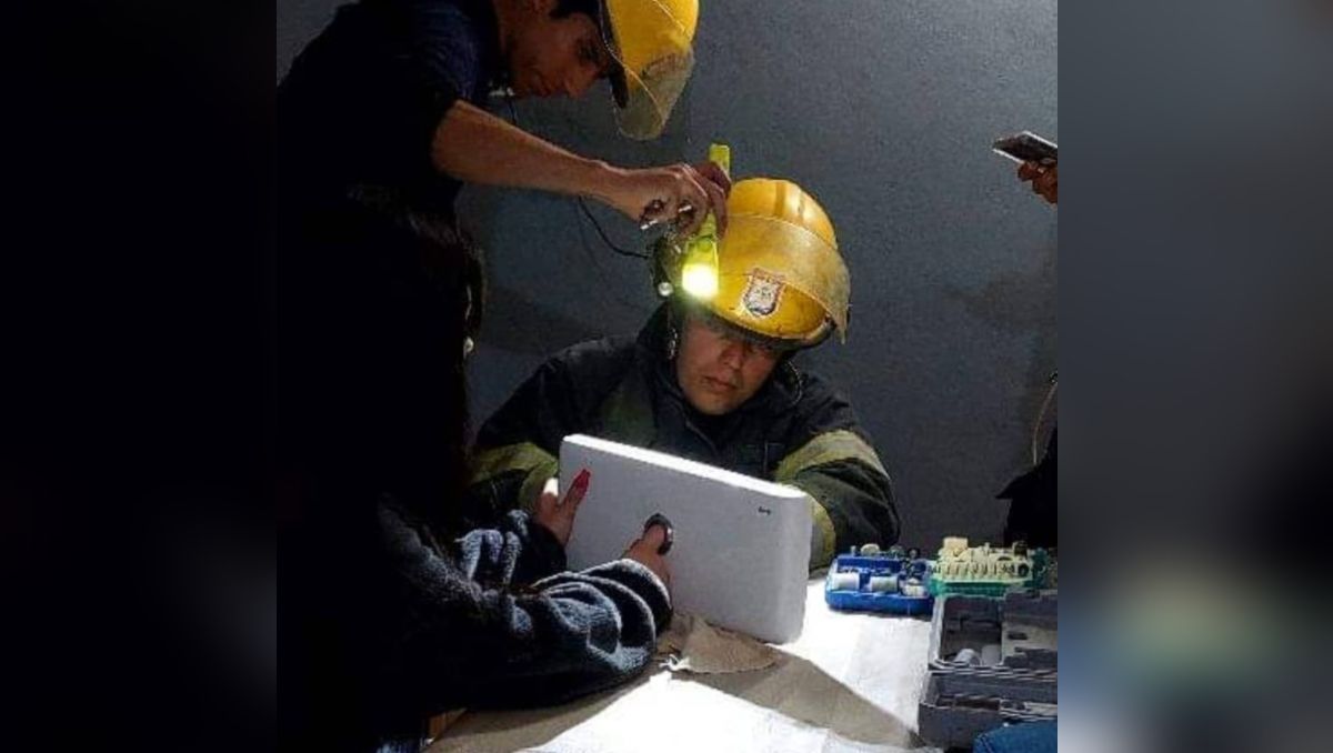 Quiso tirar la cadena y el dedo le quedó trabado: la salvaron los bomberos