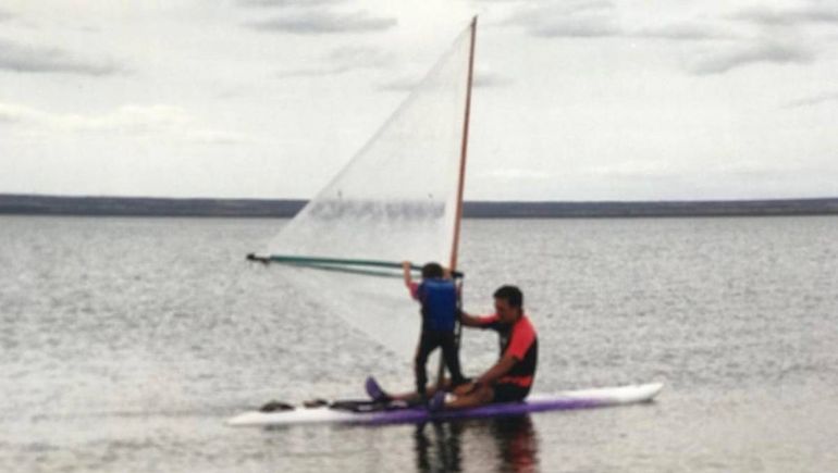 Gastón con su papá en el Mari Menuco. Foto archivo. Gastón con su papá en el Mari Menuco. Foto archivo.