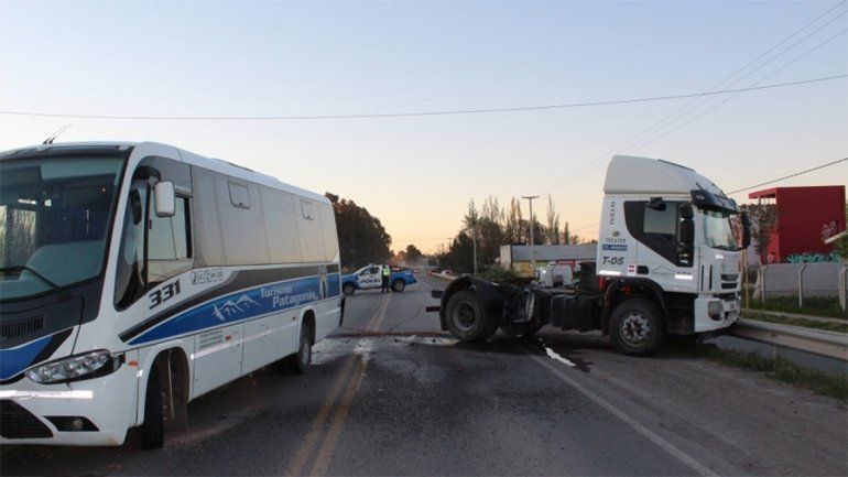 No alcanzó frenar y se llevó puesto un camión que esperaba la luz verde