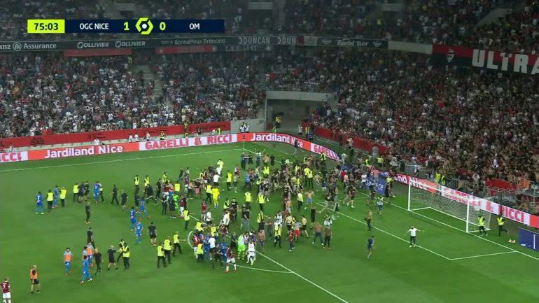 Batalla campal entre barras y jugadores en Francia: Sampaoli, descontrolado