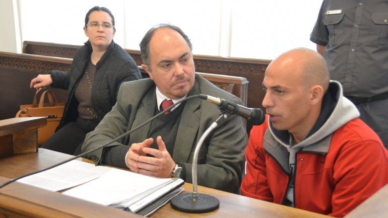 El defensor Daniel García Cáneva junto al ex policía Alejandro Lagos.