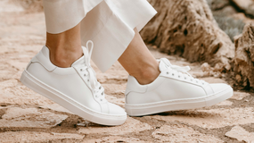 Adiós a las zapatillas blancas: nueva moda 2026 | LM Neuquen Adiós a las zapatillas blancas: nueva moda 2026