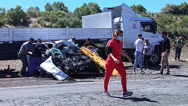 Venían de vacaciones a Neuquén y tuvieron un accidente fatal