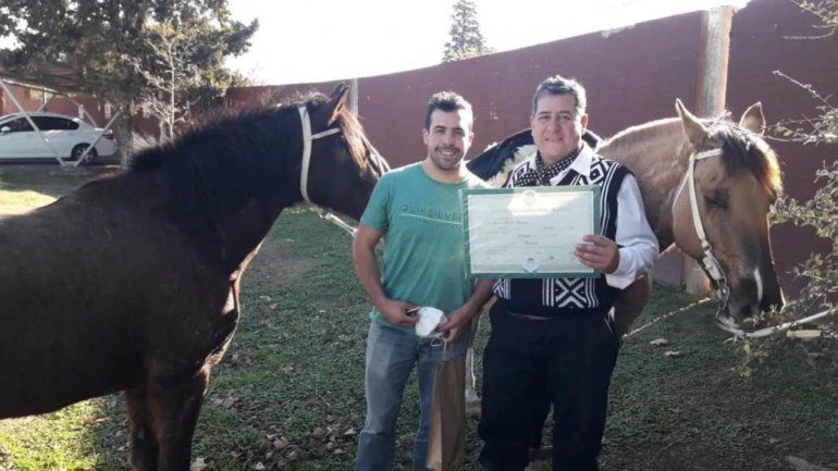Es policía y fue a buscar su título de abogado a caballo