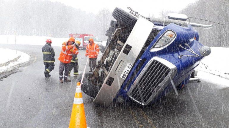 El mal tiempo complicó: volcaron un camión militar y otro que transportaba madera