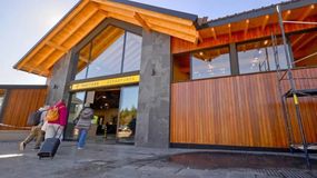 Volar a la nieve: inauguran la ampliación del aeropuerto de Chapelco en la previa de la temporada
