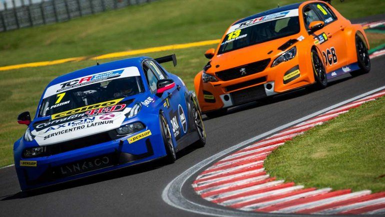 Pezzini festejó en la segunda final del TCR South America en Velo Cittá