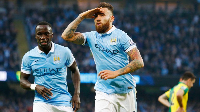 Otamendi debió ser reemplazado luego de que chocara con un rival.