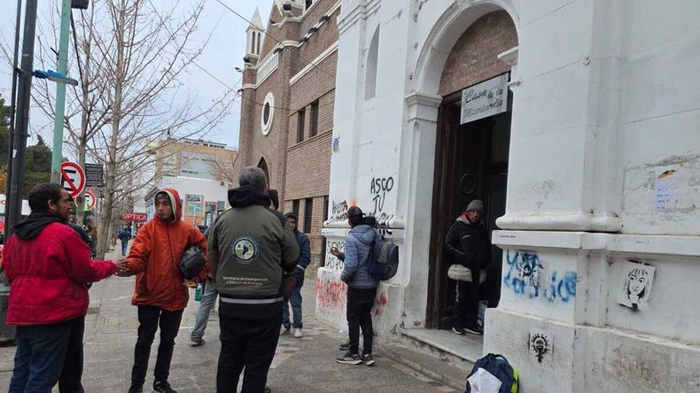 Brindan atención médica a personas en situación de calle en la Catedral de Neuquén: días y horarios | LM Neuquen Brindan atención médica a personas en situación de calle en la Catedral de Neuquén: días y horarios