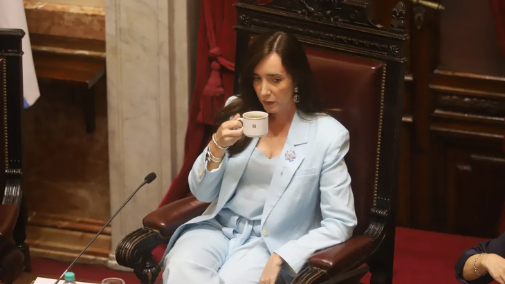 La vicepresidenta Victoria Villarruel vuelve a ser un andamiaje clave para el Gobierno en el Senado. La vicepresidenta Victoria Villarruel vuelve a ser un andamiaje clave para el Gobierno en el Senado.