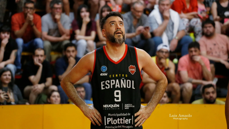 Charly Sepúlveda mira al techo por donde se filtró el agua poco antes de la suspensión del juego que tendrá continuidad este domingo.&nbsp;