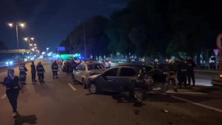 La escena del choque mostró cinco vehículos dañados y un amplio operativo de emergencia en la colectora. La escena del choque mostró cinco vehículos dañados y un amplio operativo de emergencia en la colectora.