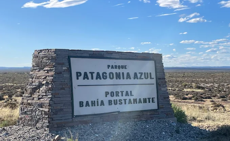 Bahía Bustamante está entre la localidad costera de Camarones y Comodoro Rivadavia, en el sur de Chubut. Bahía Bustamante está entre la localidad costera de Camarones y Comodoro Rivadavia, en el sur de Chubut.