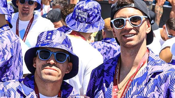 Huevo Acuña y Dibu Martínez ganaron el Mundial y quieren seguir festejando. Huevo Acuña y Dibu Martínez ganaron el Mundial y quieren seguir festejando.