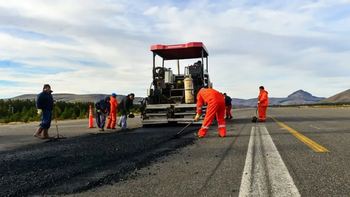 Operarios trabajando en la pista del Aeropuerto Chapelco.