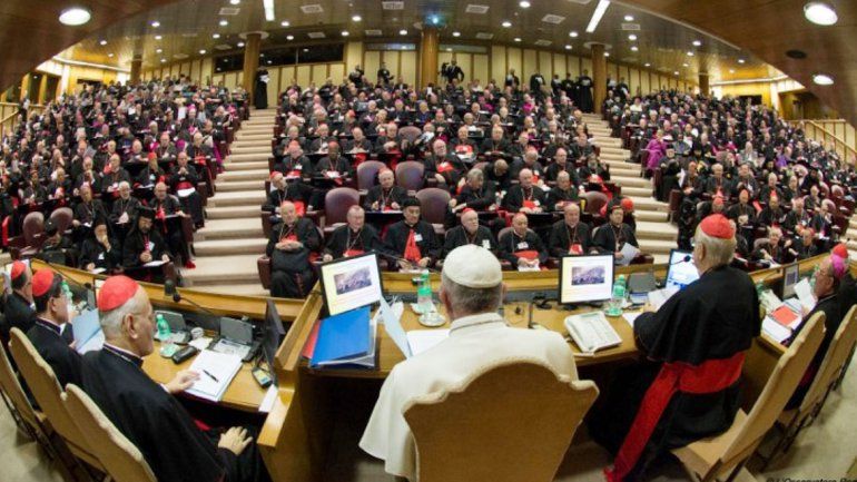 Francisco preside una reunión preparatoria del sínodo en el Vaticano.