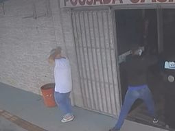 El impactante asesinato quedó registrado en una cámara de seguridad. El impactante asesinato quedó registrado en una cámara de seguridad.