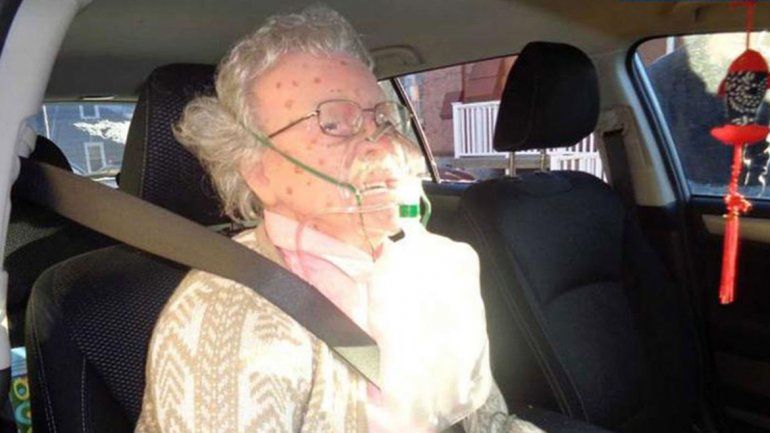 El dueño del maniquí se quejó porque la Policía le rompió el vidrio del auto.