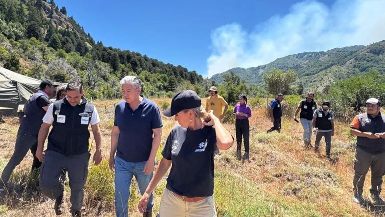 Rolando Figueroa fue al Parque Nacional Lanín donde los brigadistas combaten el incendio