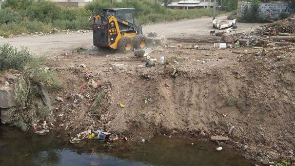 El Municipio limpió el canal Villa María ubicado en el barrio Confluencia.
