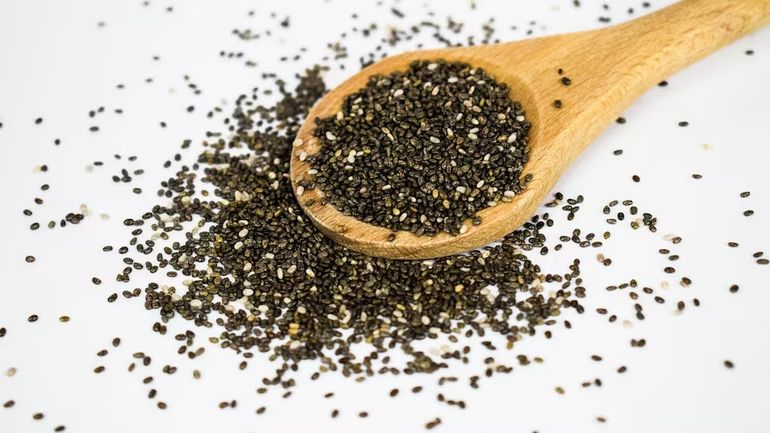 La gelatina de chía aporta nutrientes como fibra, vitaminas, ácidos grasos y minerales. 