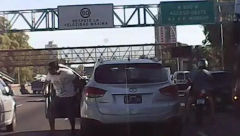 Una discusión de tránsito terminó con una patada voladora