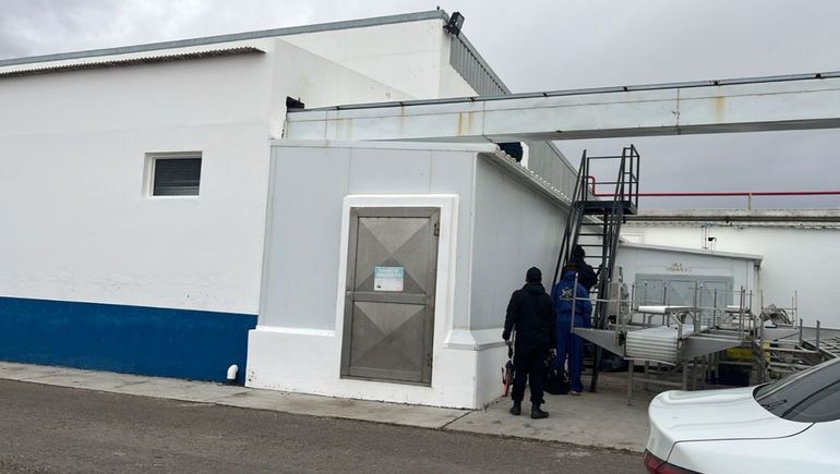 El espacio en el que trabajaba el operario fallecido está en un altillo, donde se almacena producción pesquera procesada. El espacio en el que trabajaba el operario fallecido está en un altillo, donde se almacena producción pesquera procesada. 