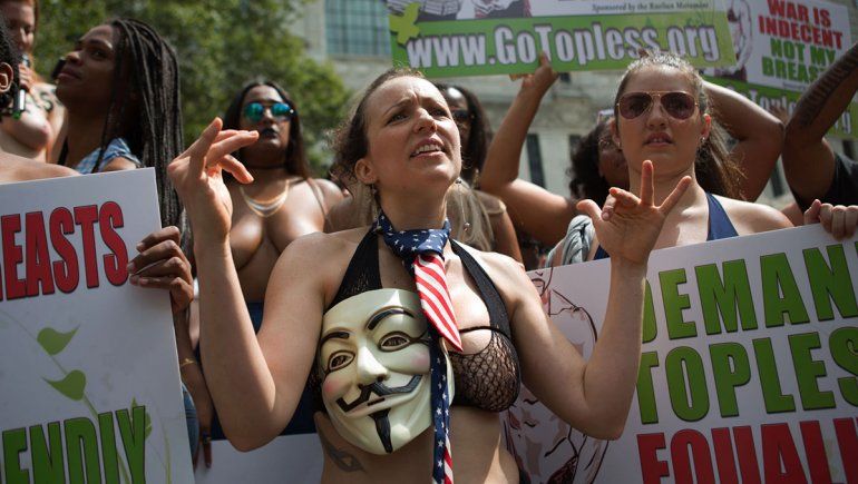 Dejan que la mujer haga topless callejero