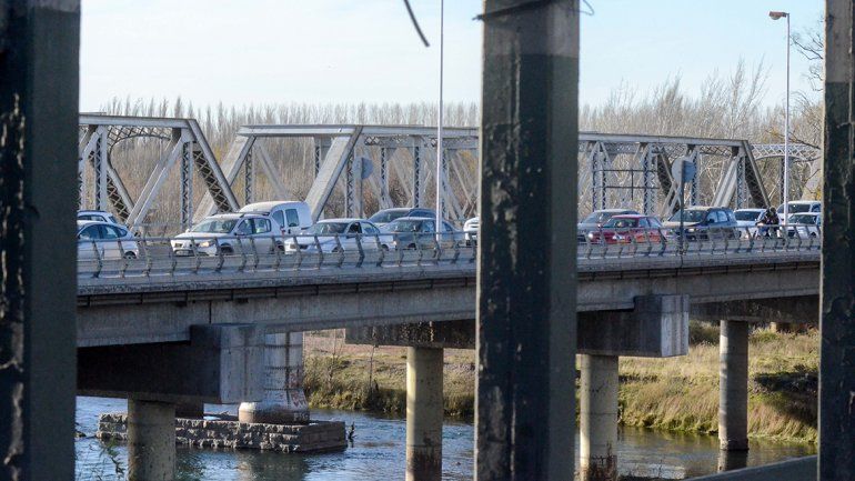 Intentó ahogar a su hijo de 4 años en el río Neuquén