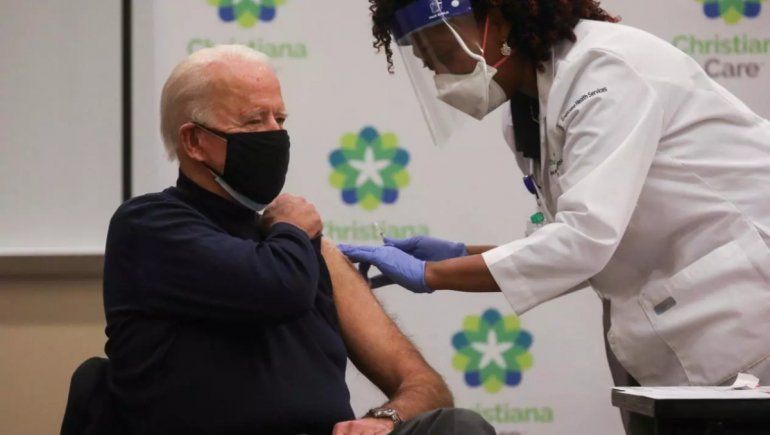Joe Biden recbibiendo la vacuna contra el Covid-19