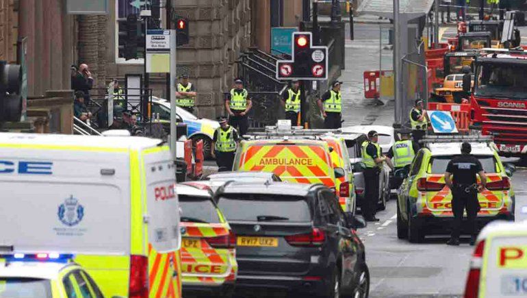 Apuñaló a seis personas en un hotel y lo mató la policía