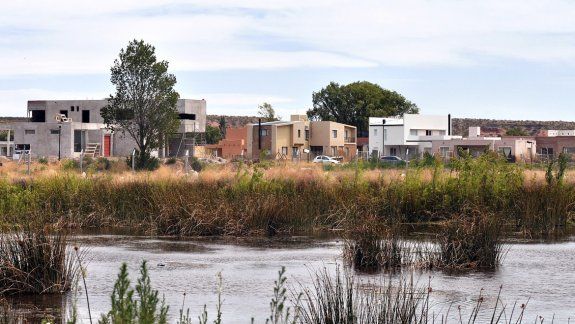 Vivir en un barrio cerrado es el sueño de muchos. Una tranquilidad que cuesta al bolsillo. Muchos empiezan a pagar a precios más bajos los terrenos apenas empiezan a desarrollarse.