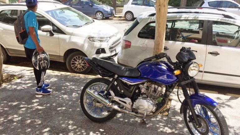 Muchos propietarios no retiran las motos por el alto valor de las multas.