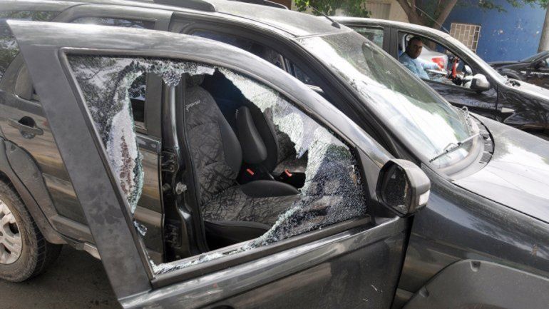 Los vidrios que tienen lámina de polarizado no estallan y generan un mayor esfuerzo por parte de los delincuentes.