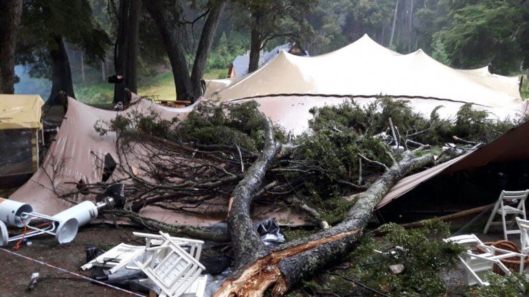 Varios heridos tras caer un árbol sobre una globa durante una fiesta