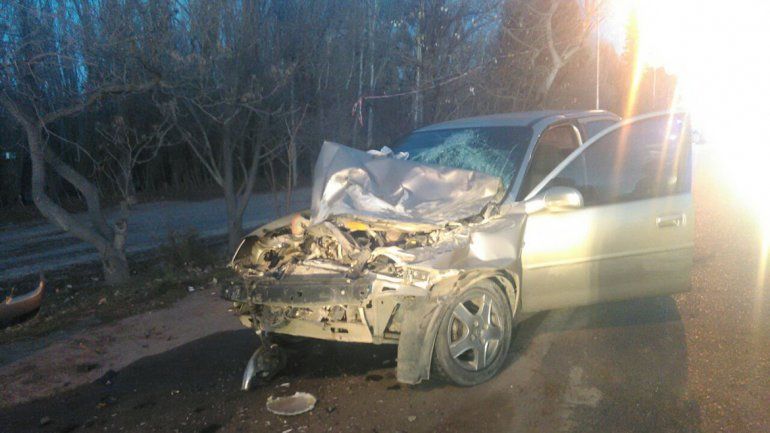 Se quedó dormido al volante y terminó abajo de un colectivo