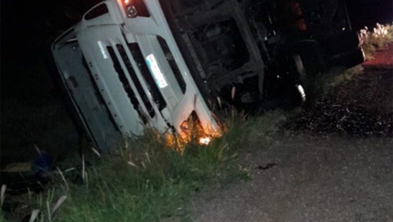 Volcó un camión con cervezas y una multitud quiso saquear la carga