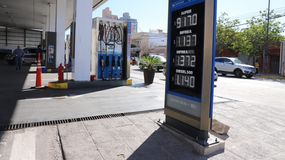 Leve rebaja de la nafta en Neuquén: así quedaron los precios por litro