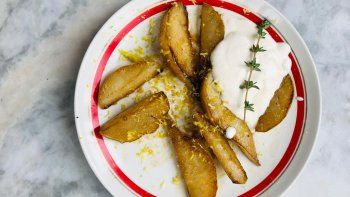 Pera caramelizada en sartén, un postre simple y delicioso Pera caramelizada en sartén, un postre simple y delicioso