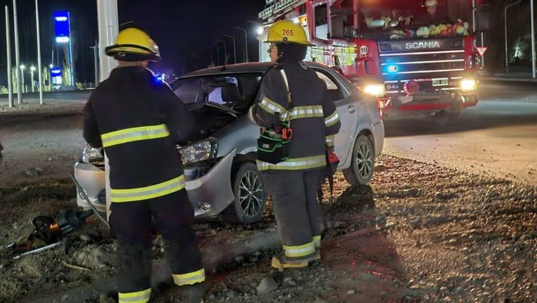 Temían que el auto pudiera incendiarse por las condiciones en que quedó, pero tras constatar que no había riesgo fue retirado del lugar. (Foto: Gentileza Centenario Digital) Temían que el auto pudiera incendiarse por las condiciones en que quedó, pero tras constatar que no había riesgo fue retirado del lugar. (Foto: Gentileza Centenario Digital)