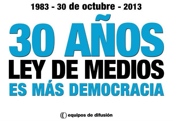 Afiches kirchneristas festejan la aprobación de la Ley de Medios