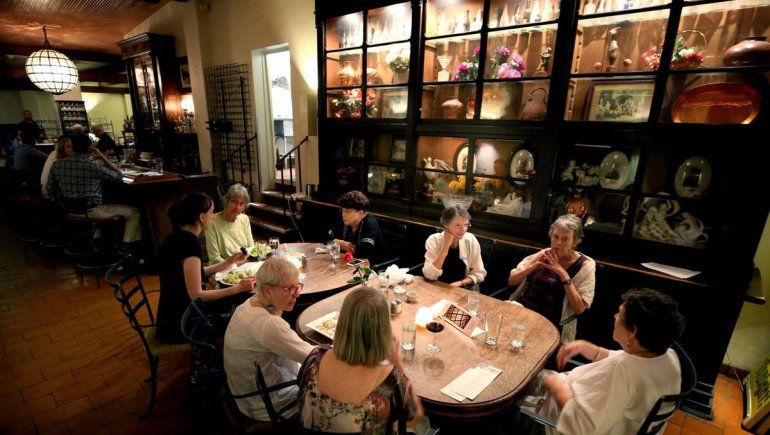 Reabrieron bares en Río de Janeiro y la gente los copó