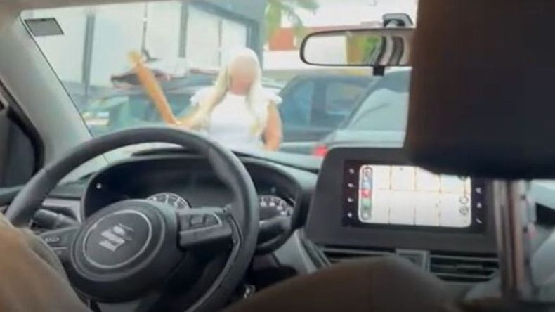 Una esquina de Punta del Este quedó tomada por el caos y la tensión luego del violento cruce entre conductores que se volvió viral. | LM Neuquen Una esquina de Punta del Este quedó tomada por el caos y la tensión luego del violento cruce entre conductores que se volvió viral.