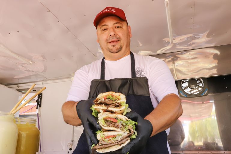 La familia que trajo los famosos sándwiches tucumanos a Neuquén y hoy tiene filas en su carrito del río