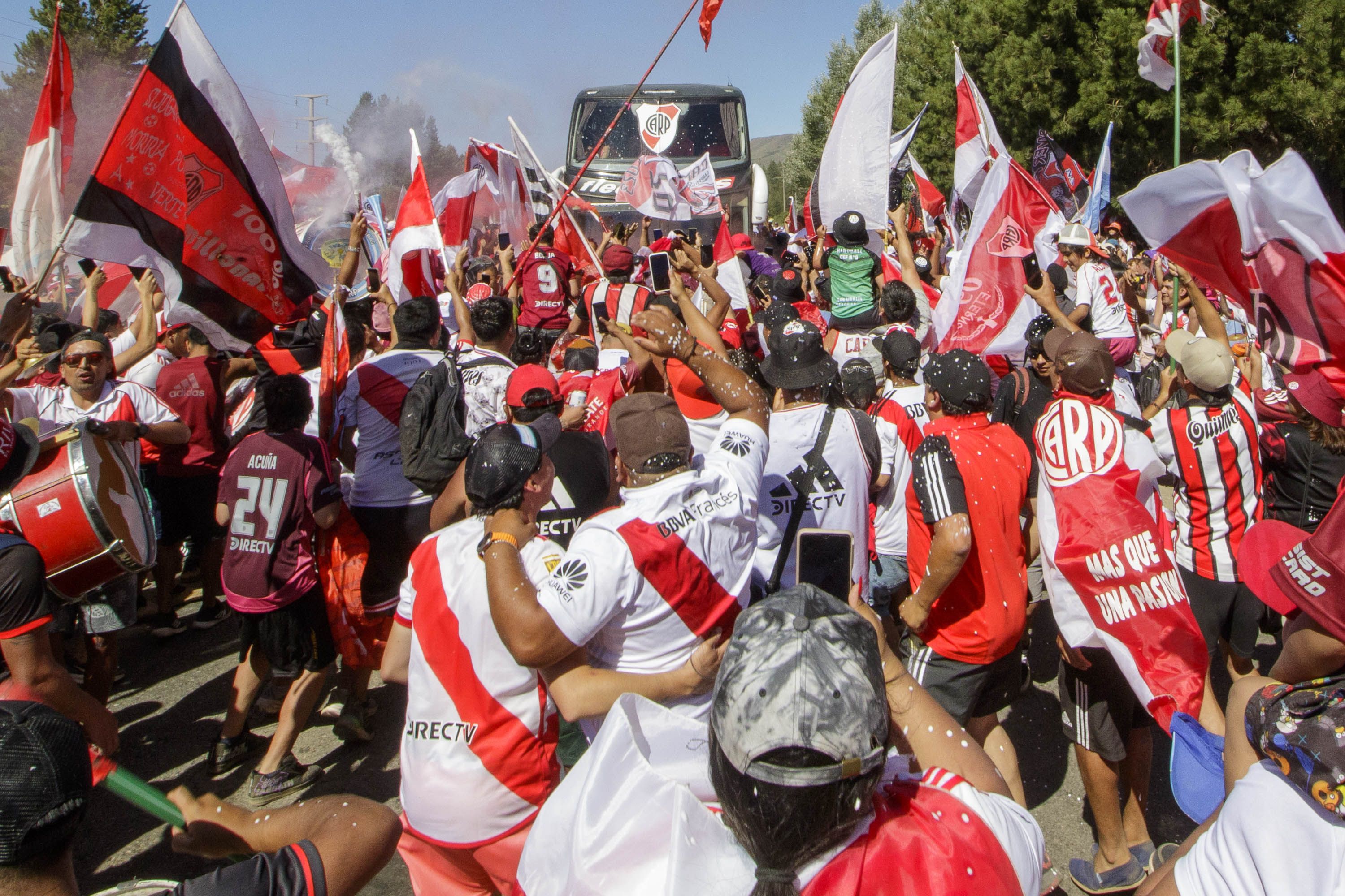 River llegó a San Martín de los Andes y fue recibido por miles de hinchas: las fotos