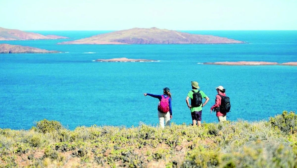 Encuentro de senderismo costero en el Parque Patagonia Azul, de Chubut