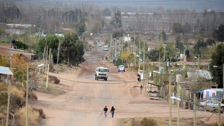 El barrio tiene calles muy desprolijas que es necesario arreglar. Los vecinos ya están preparados para hacerlo.