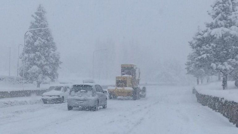 Zapala continúa bajo los efectos del temporal: hielo, nieve y sin clases