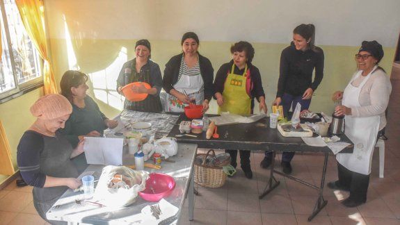 Los ingredientes especiales y las risas, entre mates y bols de cocina, se combinan en un ambiente con un común denominador: todas las asistentes&nbsp; padecen la enfermedad celíaca.